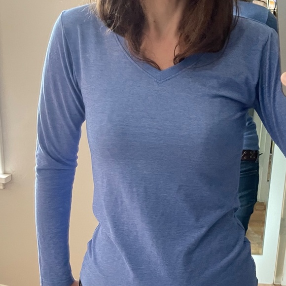 Studio 33 light blue long sleeve fitted cotton poly V-neck knit top, med, large - Picture 4 of 10